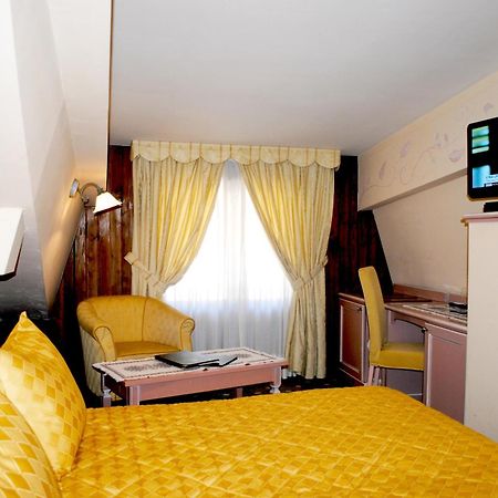 Hotel Miramonti Мадонна-ді-Кампільйо Екстер'єр фото