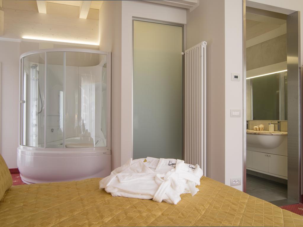 Hotel Miramonti Мадонна-ді-Кампільйо Екстер'єр фото