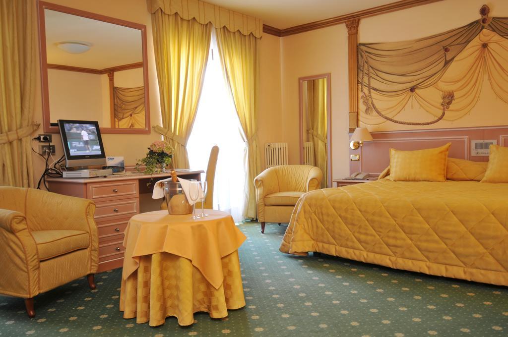 Hotel Miramonti Мадонна-ді-Кампільйо Екстер'єр фото