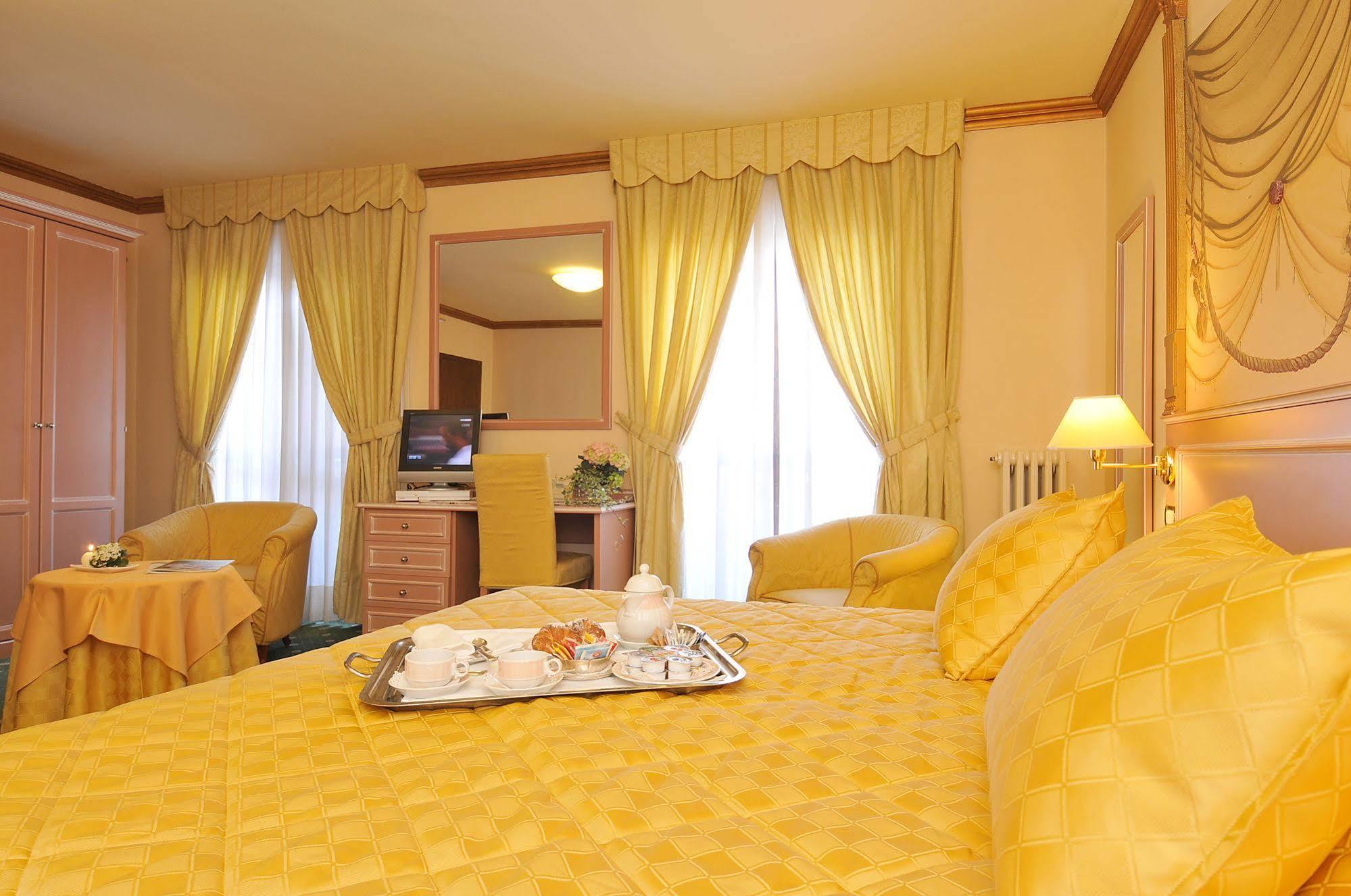 Hotel Miramonti Мадонна-ді-Кампільйо Екстер'єр фото